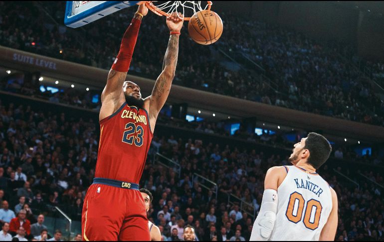 Figura. LeBron James aportó 23 puntos para los Cavaliers. AP