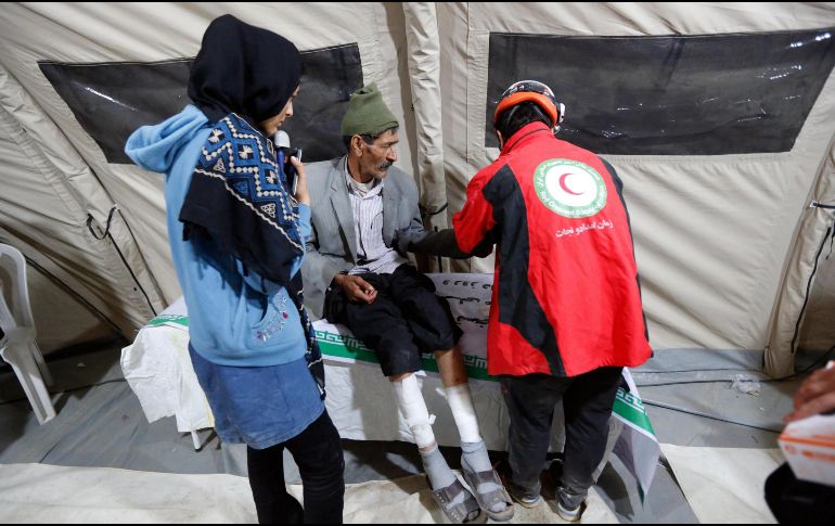 Un iraní herido por el terremoto recibe asistencia médica en un hospital temporal. EFE/A. Taherkenareh