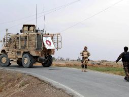 Soldados de la misión de la OTAN en Afganistán, Apoyo Decidido, inspeccionan la escena en la que explosionó un coche bomba como parte de los ataques. EFE/M. Sadiq