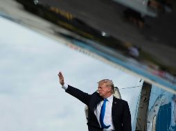 Donald Trump se despide de los medios de comunicación antes de abordar. AFP/J. Watson
