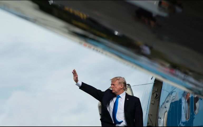 Donald Trump se despide de los medios de comunicación antes de abordar. AFP/J. Watson