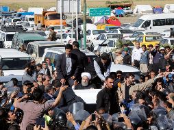 El presidente iraní, Hasán Rouhaní (c), saluda desde su vehículo durante su visita a la zona afectada por el terremoto que asoló hace dos días la ciudad de Pole-Zahab. EFE/A. Taherkenareh