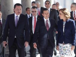 El secretario de Gobernación, Miguel Ángel Osorio Chong; el Presidente Enrique Peña Nieto, y la activista María Elena Morera. SUN/I. Stephens