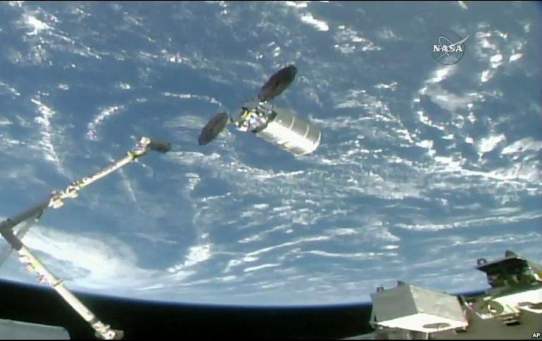 La nave de suministros se quedará en la estación espacial hasta principios de diciembre, cuando será liberada con un cargamento de basura. AP/NASA
