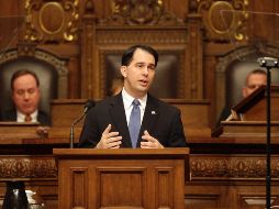 El gobernador republicano de Wisconsin, Scott Walker, promulgó la ley el pasado sábado, tras ser aprobada por la asamblea y el senado estatal, con fuerte apoyo republicano y de la Asociación Nacional del Rifle. AP / ARCHIVO