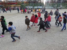 Estudiantes de una primaria de la ciudad de Daegu son evacuados tras registrarse un terremoto de 5.5 grados de magnitud en los alrededores de Pohang. EFE/YONHAP