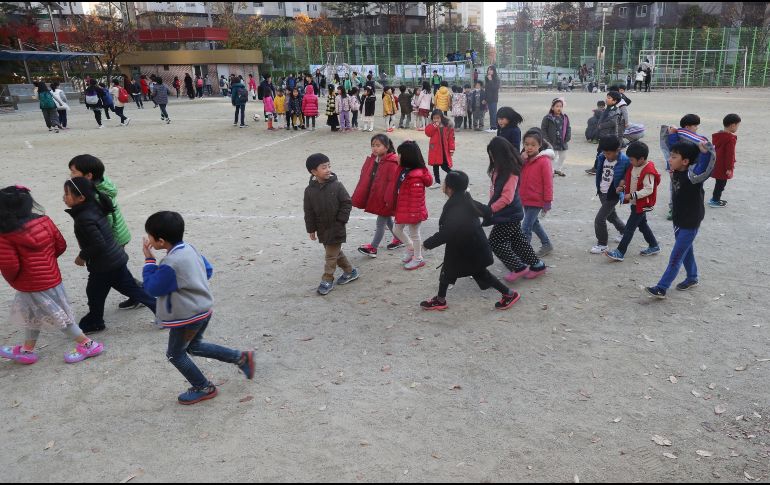 Estudiantes de una primaria de la ciudad de Daegu son evacuados tras registrarse un terremoto de 5.5 grados de magnitud en los alrededores de Pohang. EFE/YONHAP
