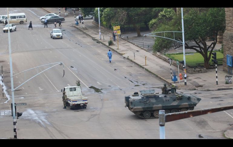 Un tanque bloquea la calle del Parlamento en Harare, cuyas calles fueron tomadas por horas. EFE/A. Ufumeli