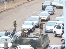 Un tanque bloquea la calle del Parlamento en Harare. EFE/A. Ufumeli