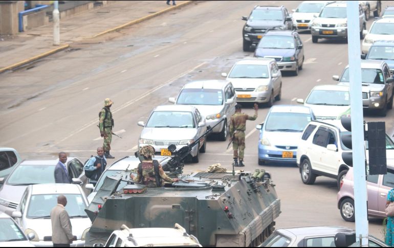 Un tanque bloquea la calle del Parlamento en Harare. EFE/A. Ufumeli