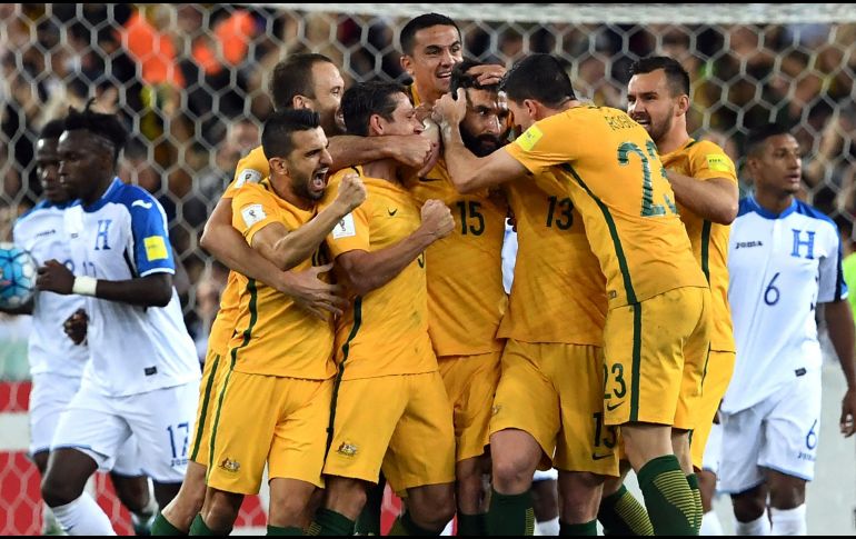 Mile Jedinak recibe las felicitaciones de sus compañeros tras marcar el gol que puso cifras definitivas al partido. AFP/W. West