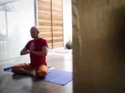 De acuerdo con Desai el yoga ayuda a mover la energía por el cuerpo de quien la realiza, esto permite armonizar y tranquilizar tanto mente como cuerpo. EL INFORMADOR / ARCHIVO