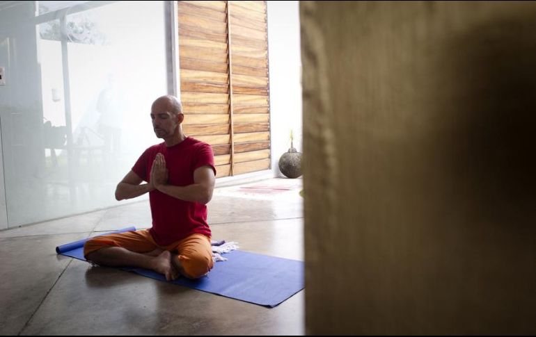 De acuerdo con Desai el yoga ayuda a mover la energía por el cuerpo de quien la realiza, esto permite armonizar y tranquilizar tanto mente como cuerpo. EL INFORMADOR / ARCHIVO