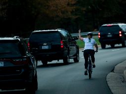 Cuando la caravana de Trump iba pasando, Juli levantó el dedo medio de su mano. AFP/ARCHIVO