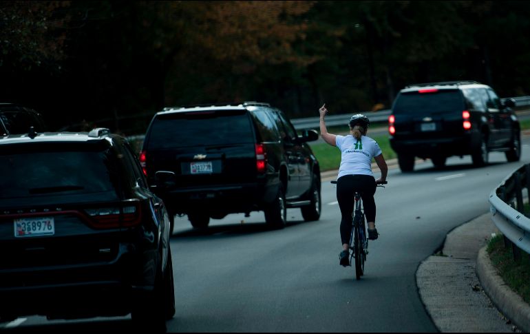 Cuando la caravana de Trump iba pasando, Juli levantó el dedo medio de su mano. AFP/ARCHIVO