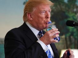 En 2016, Trump se burló de las pausas para tomar agua de su entonces rival, el senador para Florida, Marco Rubio. AP/ P. Martínez