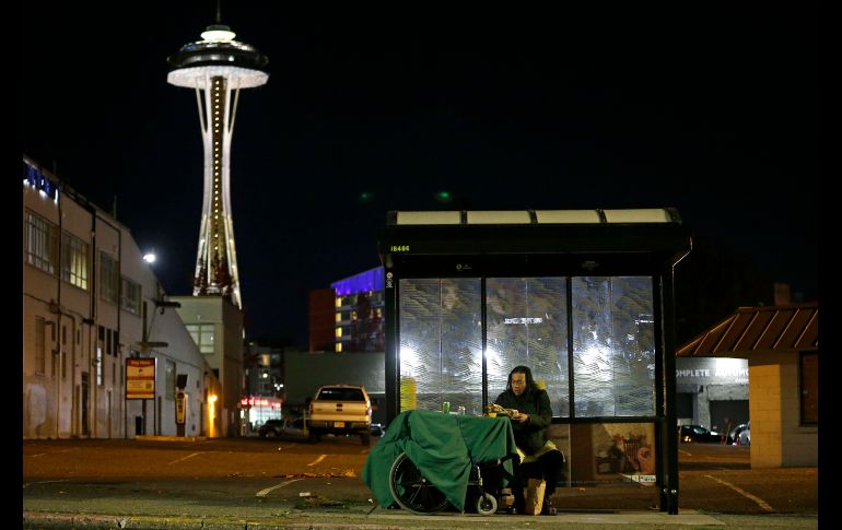 Los precios de las viviendas están por las nubes en Seattle gracias a la industria tecnológica, pero el boom trae consecuencias: un marcado aumento en la cantidad de indigentes. Dave Chung se refugia en una parada de camión en Seattle.
