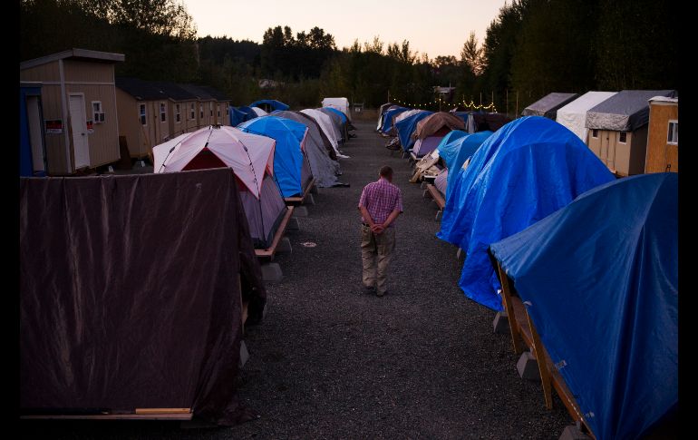 Robert Irwin, quien no tiene un lugar donde vivir desde hace siete meses, camina en un campamento para personas sin techo en Seattle, estado de Washington.