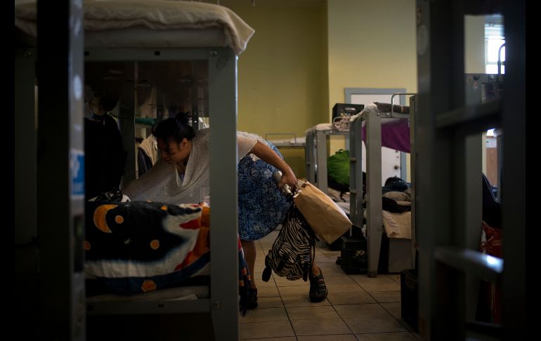 Stella Tatola tiende la cama en un albergue en San Francisco. El principal factor desencadenante de la crisis es el incremento de la renta: el precio promedio de un departamento de un dormitorio en San Francisco es más alto que el de Nueva York, por ejemplo.