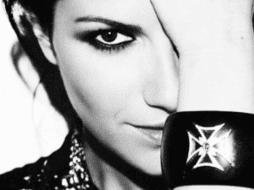 Pausini está por sacar una versión especial de su álbum navideño 