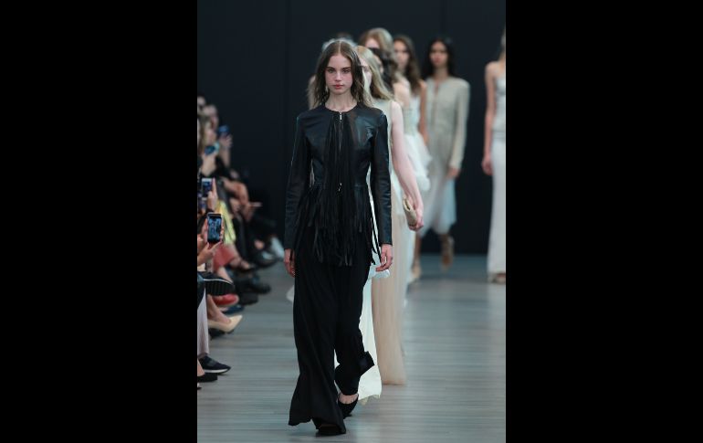 Una modelo luce una prenda negra, elegante de la Fashion Week Academy, durante la presentación de la temporada Primavera-Verano 2018 EFE/M Guzmán