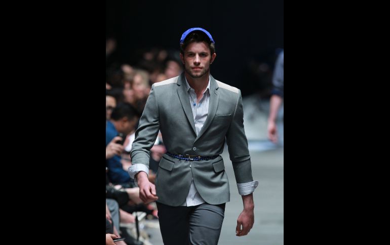 Este apuesto muchacho luce prendas del diseñador mexicano Galo Bertin, usando un traje gris, y una gorra color azul.  EFE/M Guzmán