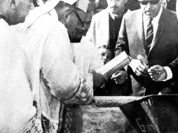 En 1960. El cardenal Garibi Rivera en la primera piedra del Colegio de Guadalajara, antiguo Colegio de las Damas del Sagrado Corazón, lo observa el Arq. Julio de la Peña.