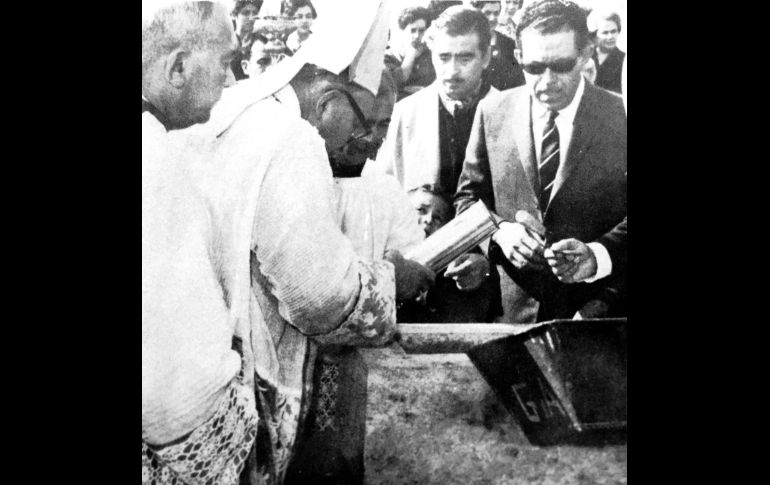 En 1960. El cardenal Garibi Rivera en la primera piedra del Colegio de Guadalajara, antiguo Colegio de las Damas del Sagrado Corazón, lo observa el Arq. Julio de la Peña.