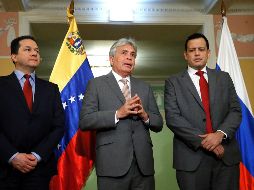 Carlos Faría, embajador de Venezuela en Rusia; Wilmar Castro, titular de Agricultura, y Simón Zerpa, ministro de Economía y Finanzas, en rueda de prensa tras la firma del acuerdo. EFE/M. Shipenkov