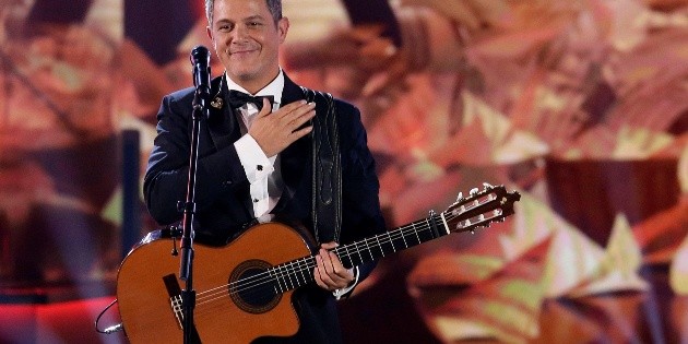 Recibe Alejandro Sanz el premio a Persona del A&ntilde;o de los Grammy