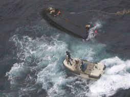 Un avión del servicio marítimo de las Fuerzas de Autodefensa localizó el barco a las 13:45 horas del miércoles; hos horas después, se materializó el salvamento de los tres hombres. AP/GUARDIA COSTERA JAPONESA