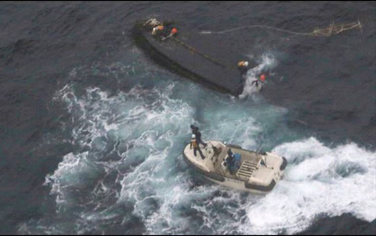 Un avión del servicio marítimo de las Fuerzas de Autodefensa localizó el barco a las 13:45 horas del miércoles; hos horas después, se materializó el salvamento de los tres hombres. AP/GUARDIA COSTERA JAPONESA