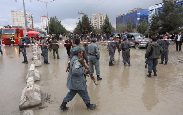 Cuerpos de seguridad afganos acuden al hotel afectado, en donde se desarrollaba un acto político en apoyo al gobernador de la provincia de Balkh, Atta Muhammad Noor. AP/R. Gul