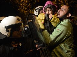 Varios refugiados intentan pasar un bloqueo policial en el centro de Tesalónica; informan que en los campos de refugiados de las islas hay en la actualidad más de 15 mil personas. AFP/S. Mitrolidis