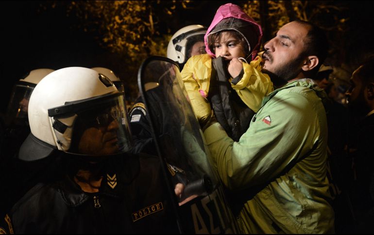 Varios refugiados intentan pasar un bloqueo policial en el centro de Tesalónica; informan que en los campos de refugiados de las islas hay en la actualidad más de 15 mil personas. AFP/S. Mitrolidis