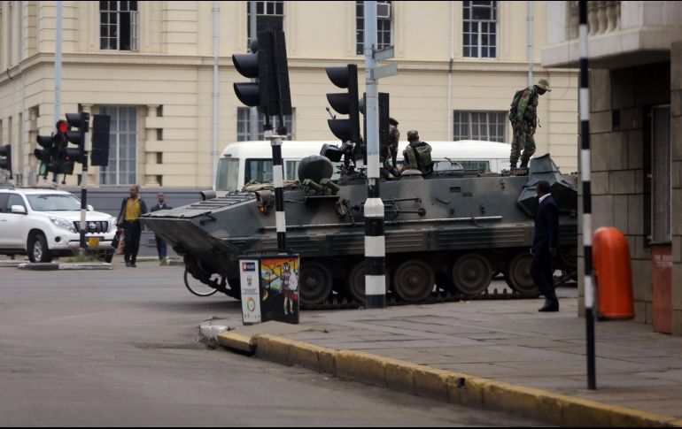 Un vehículo armado militar permanece estacionado en una calle de Harare. EFE/A. Ufumeli