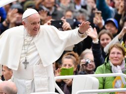 El Papa Francisco sonríe a su llegada a la audiencia general de los miércoles en la plaza de San Pedro. EFE/E. Ferrari