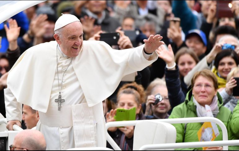 El Papa Francisco sonríe a su llegada a la audiencia general de los miércoles en la plaza de San Pedro. EFE/E. Ferrari