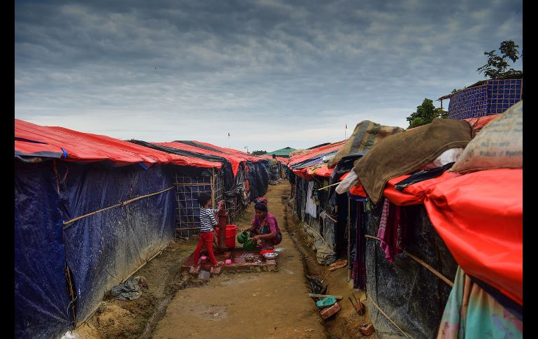 Una rohinyá lava ropa en el campamento para refugiados Thankhali, en Bangladesh. Más de 600 mil rohinyás han llegado desde agosto al país, huyendo de la violencia en Birmania. AFP/M. Uz Zaman