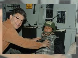 El texto de denuncia incluye una foto en la que aparece dormida con traje de soldado, y Franken semejando realizar la acción. YOUTUBE / Lift the Veil LIVE