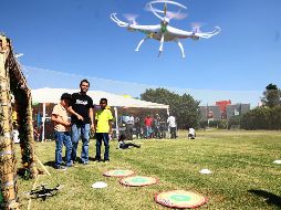 Los drones son aparatos que cada vez llaman más la atención de chicos y grandes. EL INFORMADOR/E. Barrera