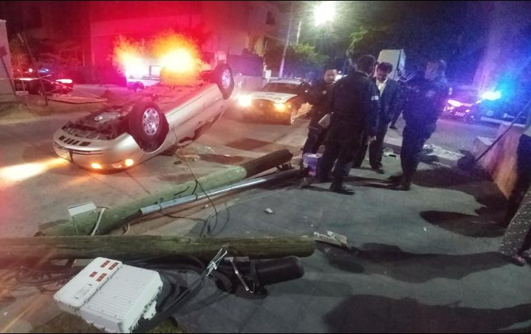 La Policía de Guadalajara es la primera en responder el reporte del accidente. ESPECIAL