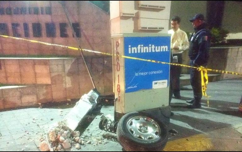 Al llegar las autoridades, se encontraron con el poste de Telmex caído. ESPECIAL