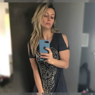 Fey luce topless en la cama