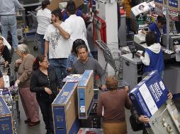 Si la tarjeta de crédito es una tentación para ti, no la lleves contigo porque puedes terminar haciendo compras innecesarias. EFE / S. Gutiérrez.