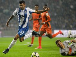 Corona (I) dejó el campo al minuto 77 para permitir el ingreso de Layún.  EFE/J. Coelho