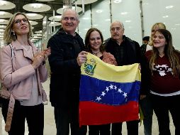 Antonio Ledezma, que burló el arresto domiciliario en Caracas, se reunió con su esposa y sus hijas en Madrid. AFP/O. Del Pozo