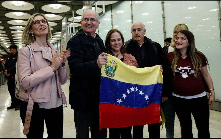 Antonio Ledezma, que burló el arresto domiciliario en Caracas, se reunió con su esposa y sus hijas en Madrid. AFP/O. Del Pozo