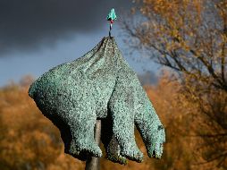 Escultura de un oso polar sobre una lanza, del artista danés Jens Galschiot. AP/M. Meissner