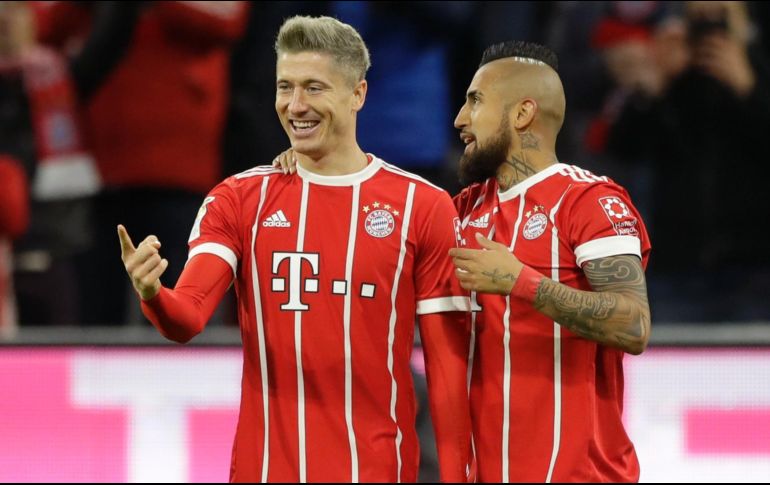 Hasta el minuto 30 el Bayern pudo irse arriba en el marcador con la anotación del chileno Arturo Vidal, y el polaco Robert Lewandowski amplió con su doblete en los minutos 38 y 49. AP / M. Schrader